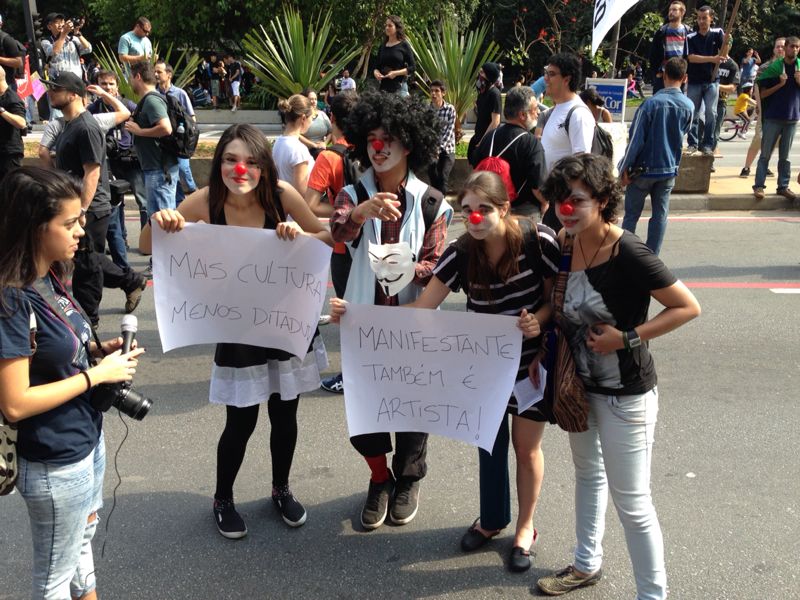 	Grupo de artistas tamb&eacute;m participa