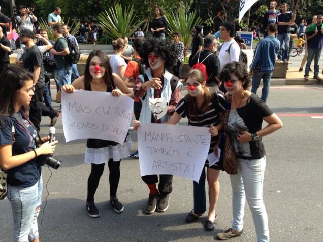 	Grupo de artistas tamb&eacute;m participa