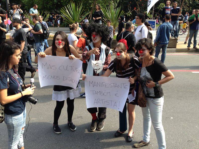 	Grupo de artistas tamb&eacute;m participa