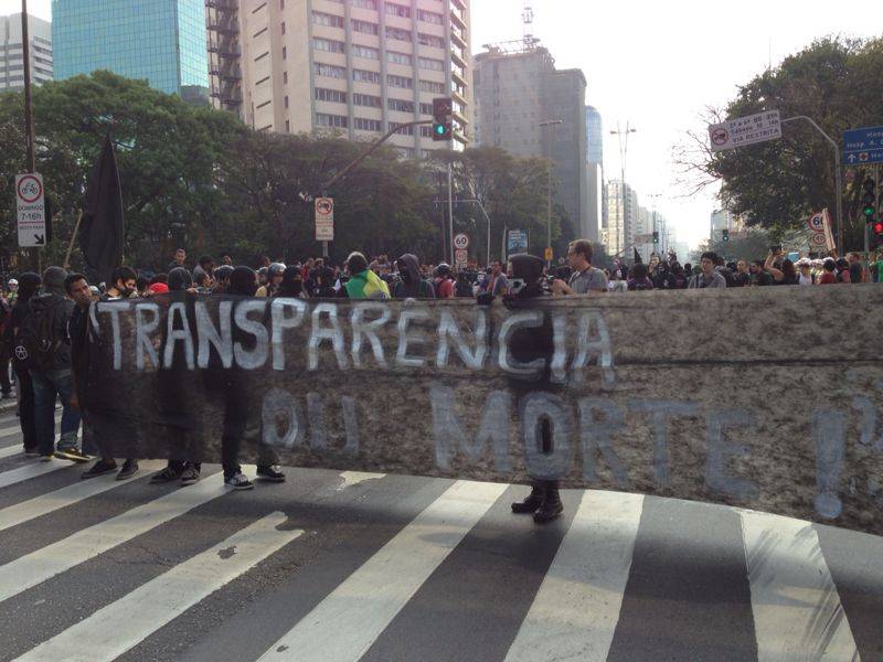 	Manifestantes pedem transpar&ecirc;ncia do poder p&uacute;blico