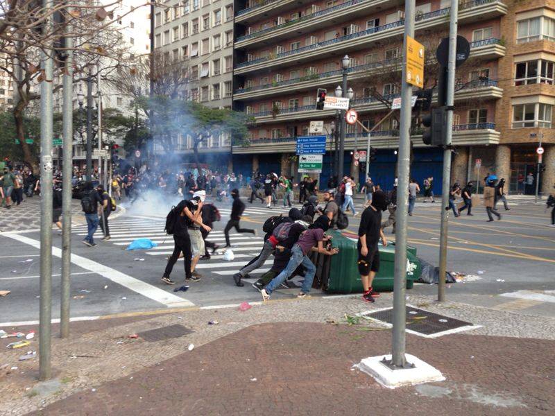 	Manifestantes montam barricada em confronto com policiais em frente &agrave; C&acirc;mara, neste s&aacute;bado (7)