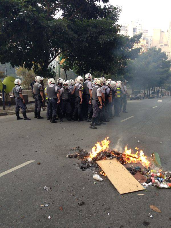 	Barricada de fogo feita pelos manifestantes para atrasar a pol&iacute;cia