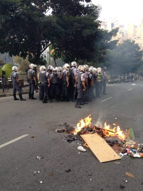 	Barricada de fogo feita pelos manifestantes para atrasar a pol&iacute;cia
