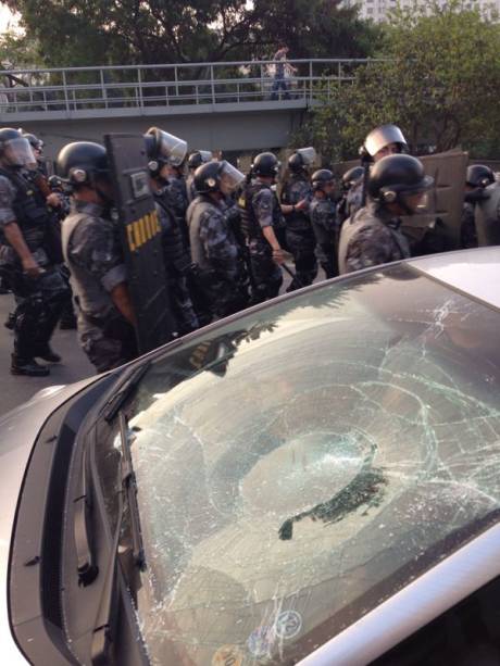 	Um carro foi atingido e teve o parabrisa quebrado