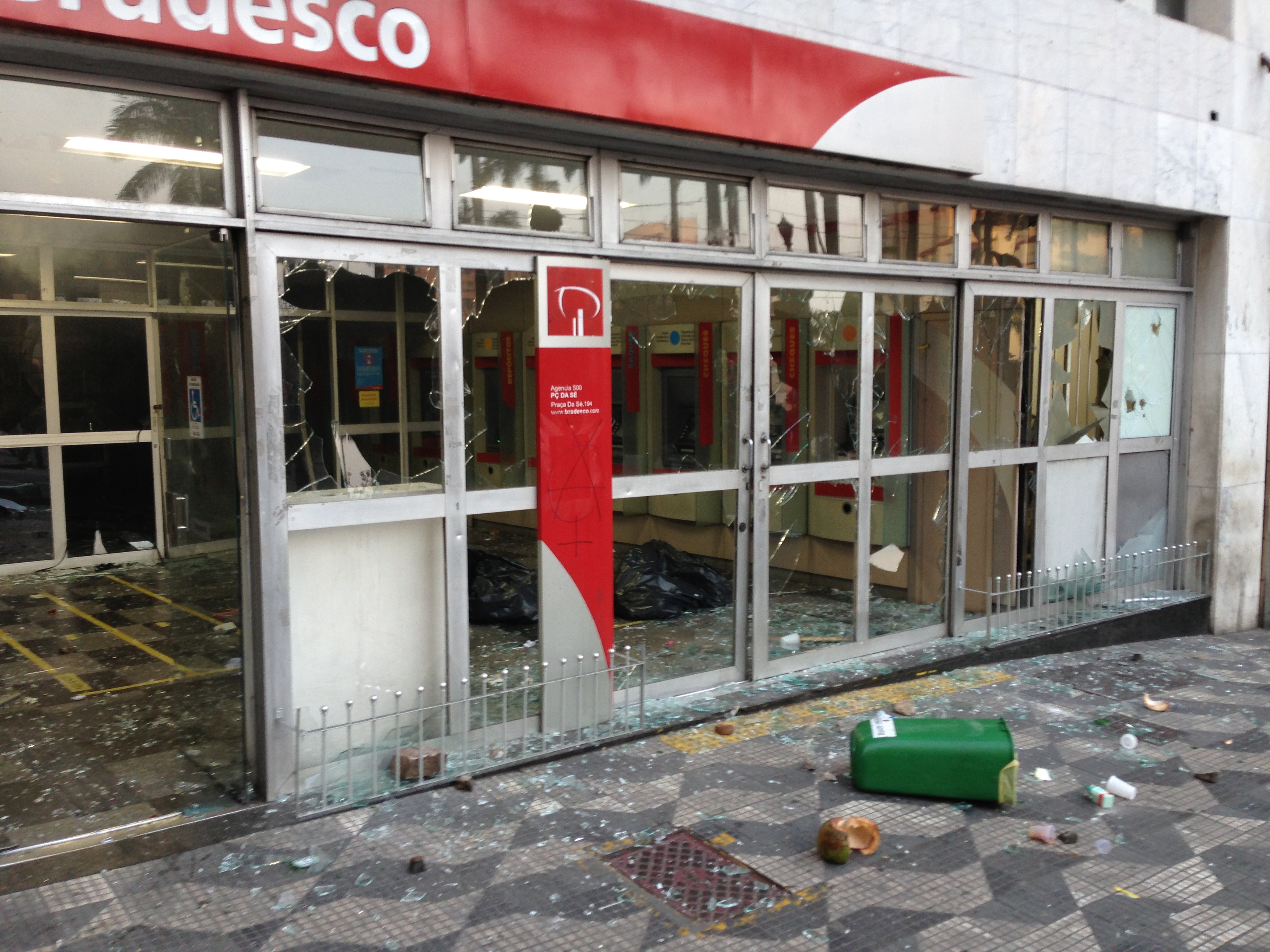 Ag&ecirc;ncia banc&aacute;ria na S&eacute; foi totalmente destru&iacute;da