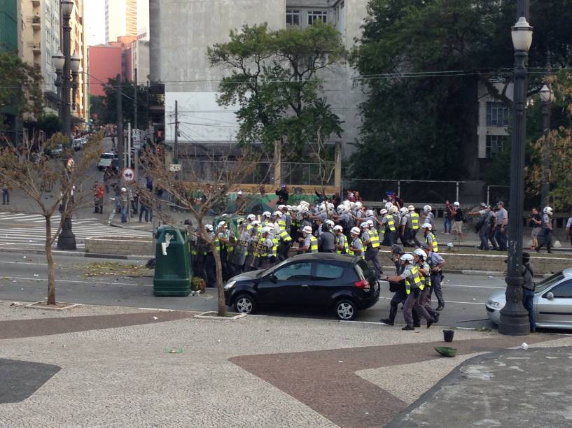 Policiais atiravam bombas de g&aacute;s e davam tiros com balas de borracha contra manifestantes em confronto na C&acirc;mara