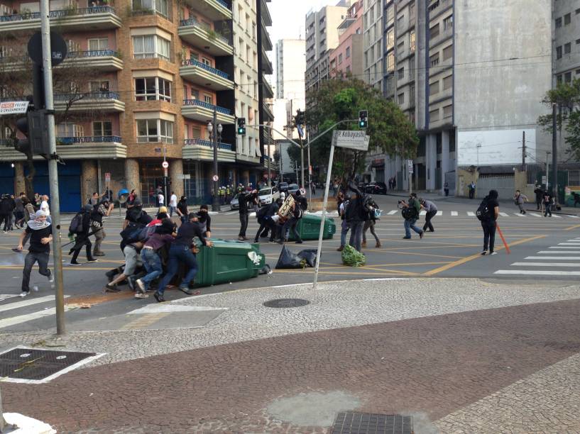 Manifestantes fizeram uma barricada com latas de lixo