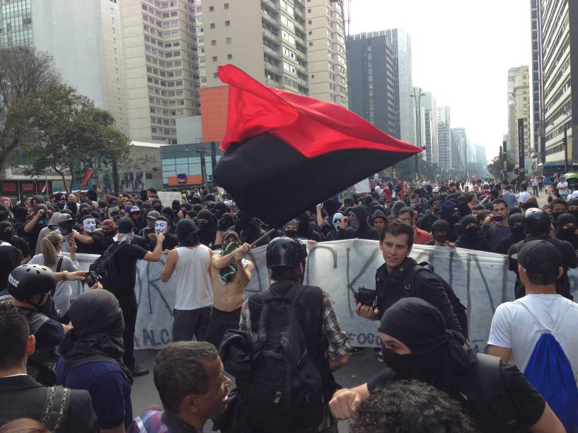 Ativistas do movimento Black Bloc puxaram a manifesta&ccedil;&atilde;o que tomou conta da Paulista