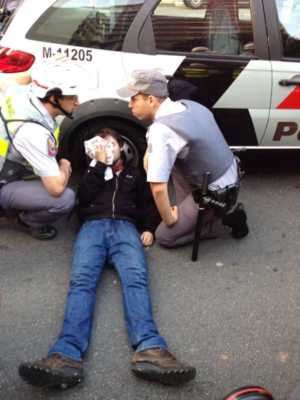 Manifestante atingido por bala de borracha &eacute; socorrido por policiais