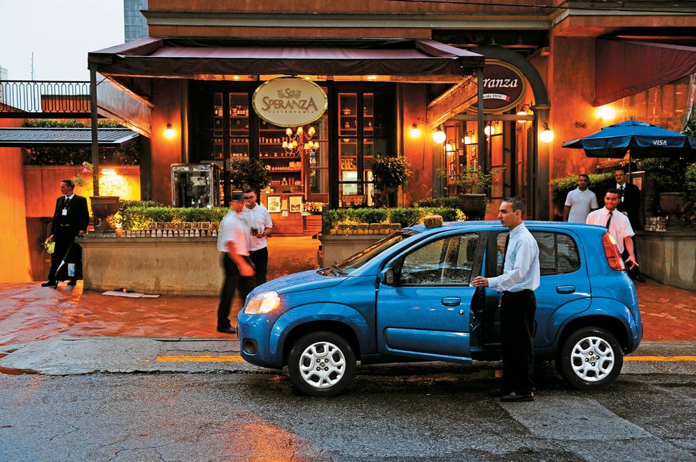 Restaurantes em que a água ou o estacionamento são gratuitos
