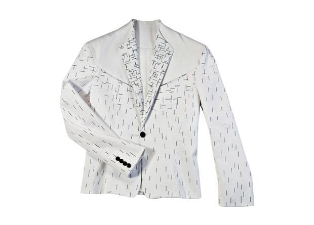 	Na alfaiataria. Para eles: palet&oacute; de sarja acetinada, R$ 1 200,00. Jo&atilde;o Pimenta, Rua dos Pinheiros, 1239, Pinheiros, ☎ 3034-2415, www.joaopimenta.com.br.