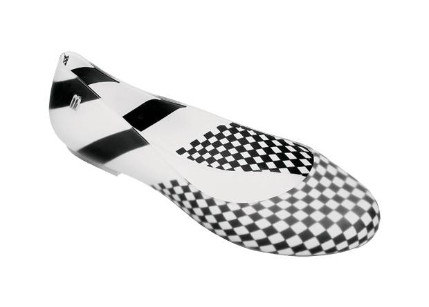	Mistura geom&eacute;trica. Para elas: sapatilhas, R$ 99,90 o par. Melissa, Rua Oscar Freire, 827, Jardim Paulista, ☎ 3083-3612, www.melissa.com.br.