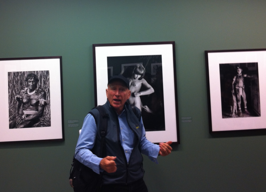 Fotógrafo conta que passou três meses e meio convivendo com índios da Amazônia: "A tribo Zoé foi contatada pela primeira vez há apenas duas décadas. Eu fui a segunda pessoa de fora a chegar até eles. Uma vez passou um avião e eu expliquei que havia cerca de 300 pessoas dentro daquela aeronave. Eles ficaram impressionados, pois o maior número que o grupo deles já atingiu foi de 250" Fotógrafo conta que passou três meses e meio convivendo com índios da Amazônia: "A tribo Zoé foi contatada pela primeira vez há apenas duas décadas. Eu fui a segunda pessoa de fora a chegar até eles. Uma vez passou um avião e eu expliquei que havia cerca de 300 pessoas dentro daquela aeronave. Eles ficaram impressionados, pois o maior número que o grupo deles já atingiu foi de 250"