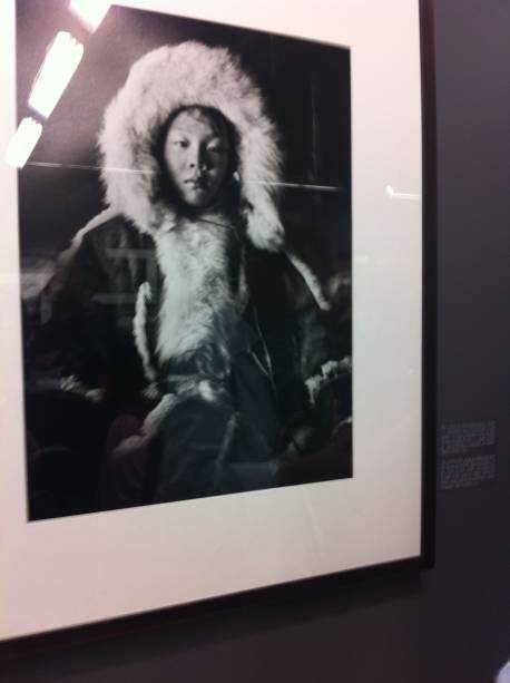 Salgado conviveu e fotografou os&nbsp;nenets, povo que vive na Pen&iacute;nsula de Yamal, na Sib&eacute;ria, R&uacute;ssia. Devido ao frio, pegou uma roupa emprestada, igual &agrave; da imagem: "Trabalhei com conforto total. As pe&ccedil;as s&atilde;o muito quentes. Mas fiquei 45 dias sem me lavar, porque eles s&oacute; tomam banho no final do m&ecirc;s de agosto. Foi muito triste ir embora e deix&aacute;-los. Como s&atilde;o n&ocirc;mades, fiquei pelo menos 15 dias viajando com eles em pensamento, imaginando onde estariam"