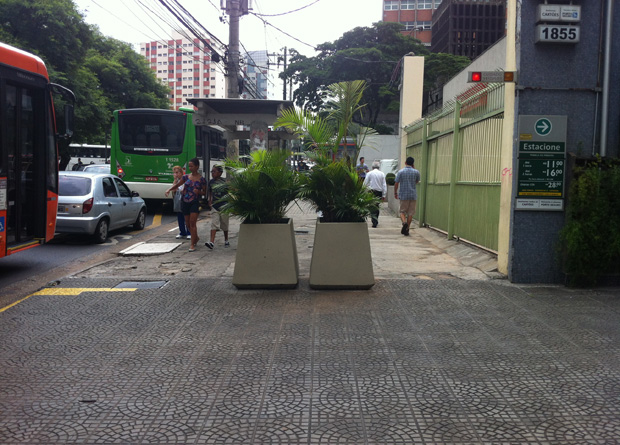 Rua Vergueiro, na altura do n&uacute;mero 1855: vasos de plantas de um pr&eacute;dio s&atilde;o obst&aacute;culo para os transeuntes