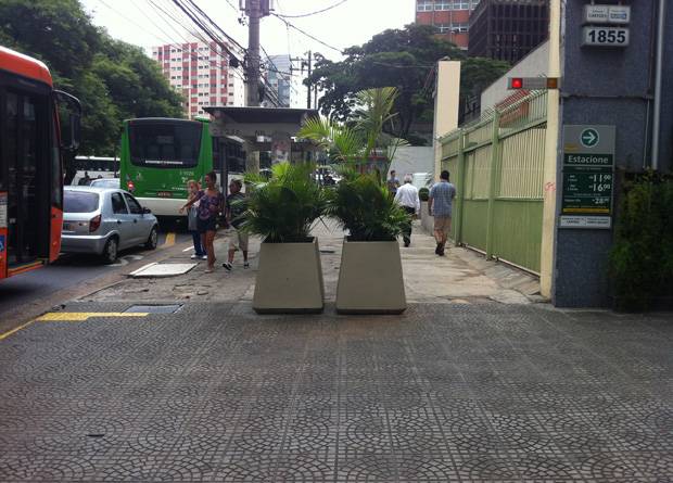 Rua Vergueiro, na altura do n&uacute;mero 1855: vasos de plantas de um pr&eacute;dio s&atilde;o obst&aacute;culo para os transeuntes