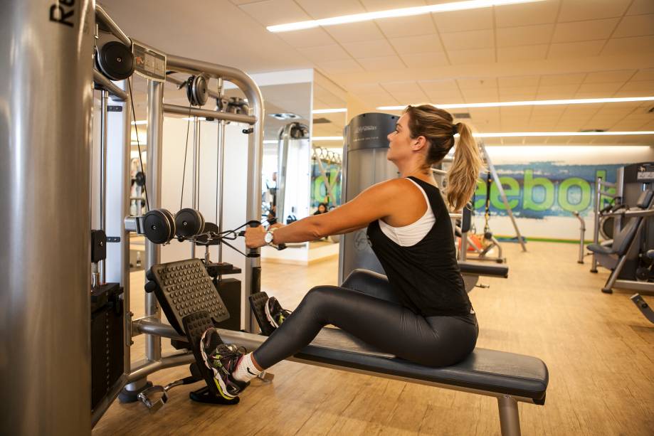 Remada para dorsal: com a coluna reta, segure as al&ccedil;as e puxe para perto do corpo, sem movimentar muito o corpo. Carga progressiva. Tr&ecirc;s s&eacute;ries de quinze repeti&ccedil;&otilde;es.