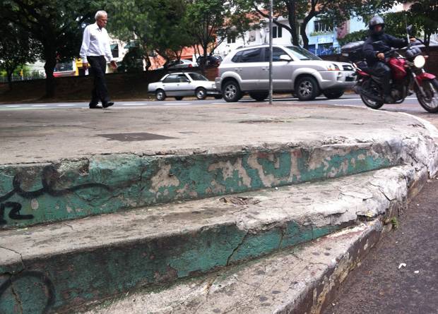 Rua Vergueiro, na altura do n&uacute;mero 1903: degraus altos em uma esquina