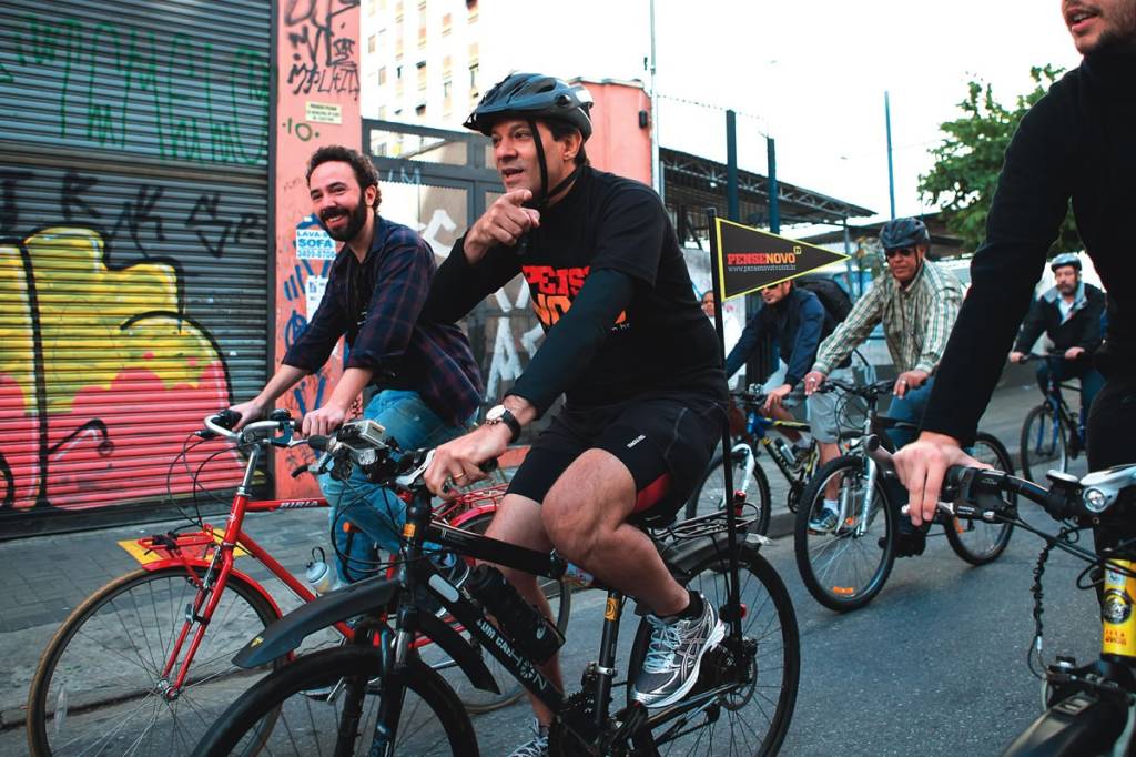 Candidatos fazem campanha sobre duas rodas com visual peculiar