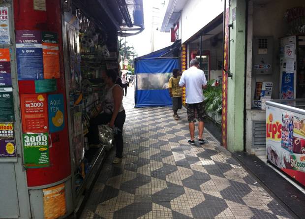 Rua Vergueiro, na altura do n&uacute;mero 2209: toldo de restaurante e banca de jornal obrigam o pedestre a realizar um ziguezague
