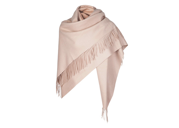 De lã. Do tipo merino, de alta qualidade, vale como uma pashmina gigante. R$ 1 340,00. Acne para Farfetch, ☎ 3958-8695, www.farfetch.com.br. De lã. Do tipo merino, de alta qualidade, vale como uma pashmina gigante. R$ 1 340,00. Acne para Farfetch, ☎ 3958-8695, www.farfetch.com.br.