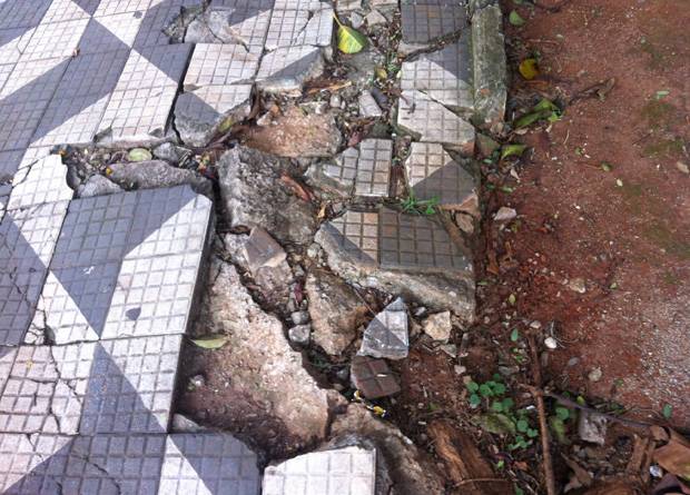 Rua Vergueiro, na altura do n&uacute;mero 2765: cal&ccedil;ada quebrada destruiu o mosaico com o mapa do estado de S&atilde;o Paulo