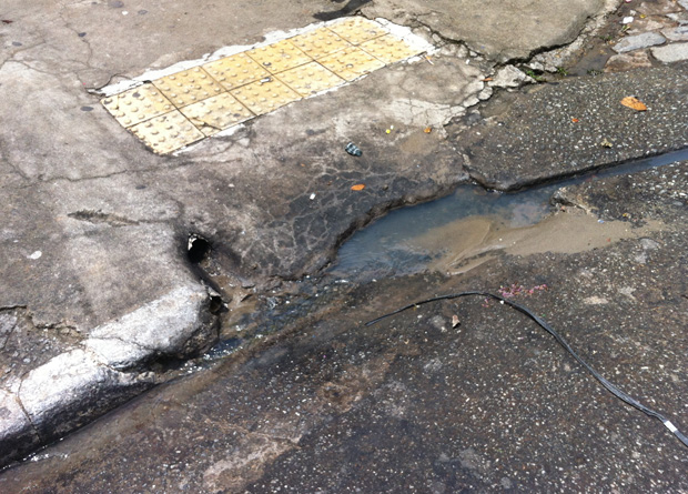 Rua Vergueiro, na altura do n&uacute;mero 3340: rampa de acessibilidade para cadeirantes com piso defeituoso