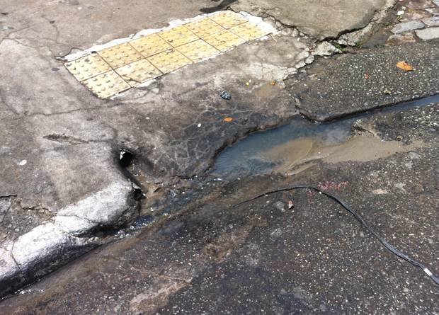 Rua Vergueiro, na altura do n&uacute;mero 3340: rampa de acessibilidade para cadeirantes com piso defeituoso