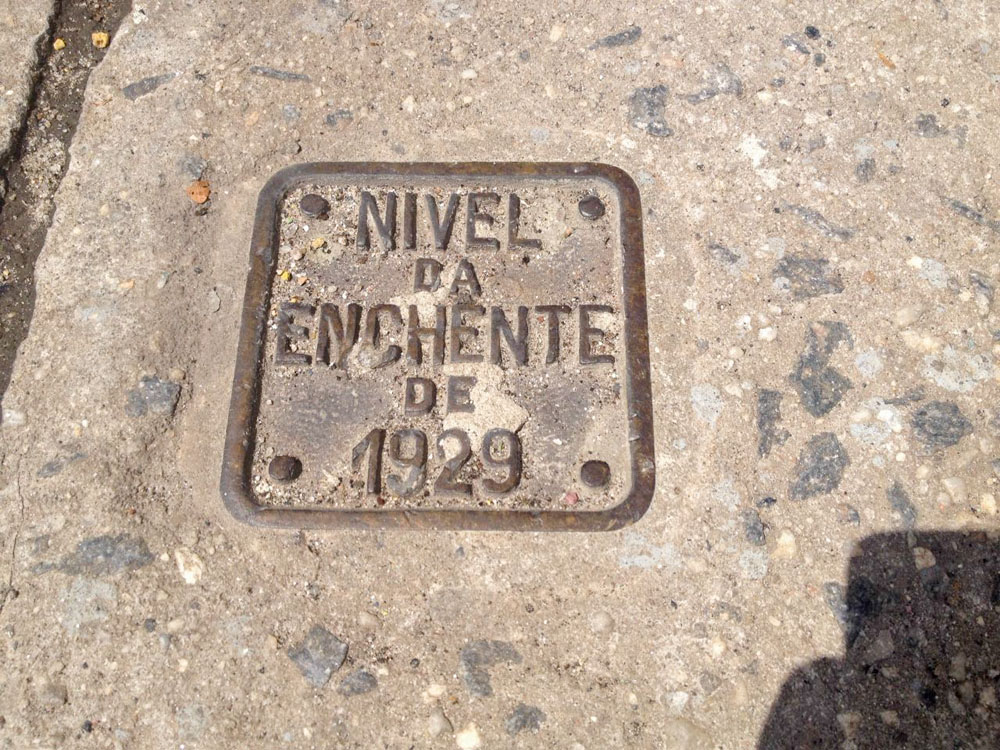 A placa da enchente de 1929, uma das piores que São Paulo já viu