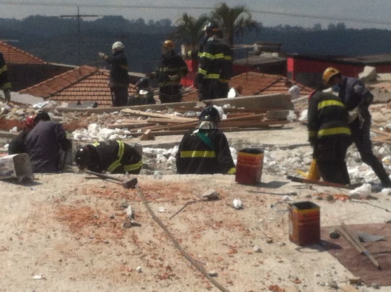 Bombeiros seguem na busca de mais corpos