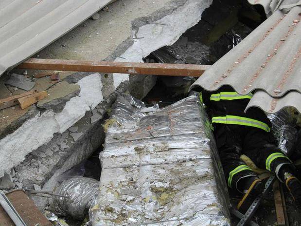 Bombeiros procuram v&iacute;timas sob os escombros
