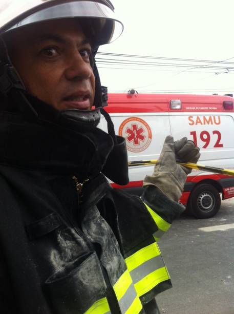 O major do Corpo de Bombeiro&nbsp;Anderson Lima de Oliveira trabalha no resgate das v&iacute;timas