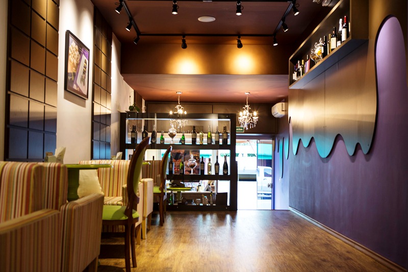 No salão, o ambiente mescla referências ao mundo do chocolate e do vinho No salão, o ambiente mescla referências ao mundo do chocolate e do vinho