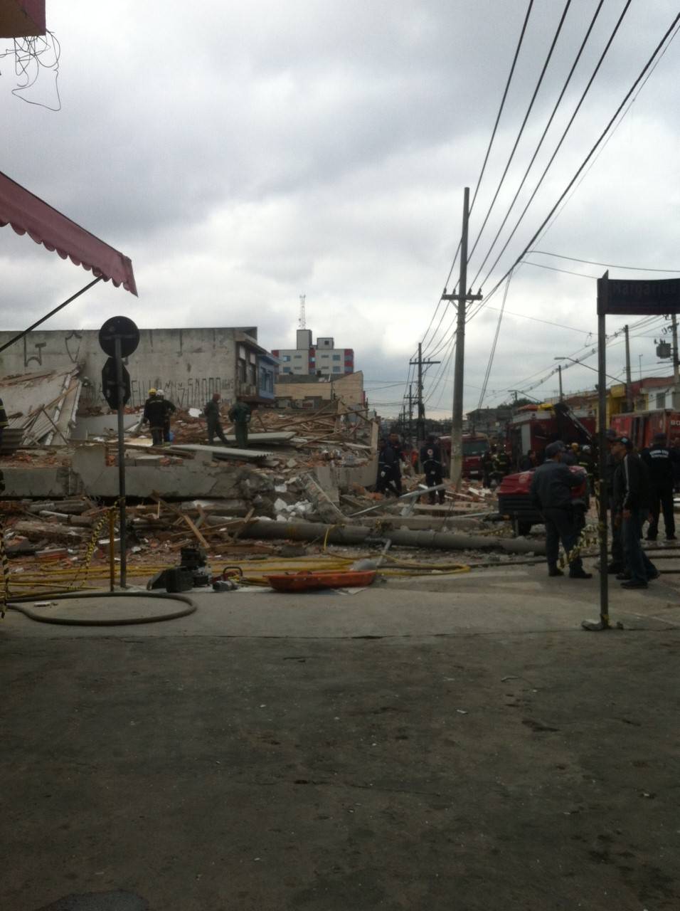 No local, cerca de 35 homens trabalhavam na constru&ccedil;&atilde;o do edif&iacute;cio&nbsp;