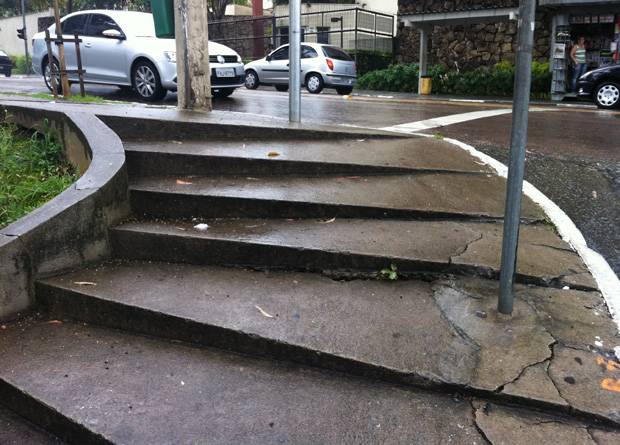 Rua Vergueiro, na altura do n&uacute;mero 4240: sequ&ecirc;ncia de degraus inclinados em uma esquina