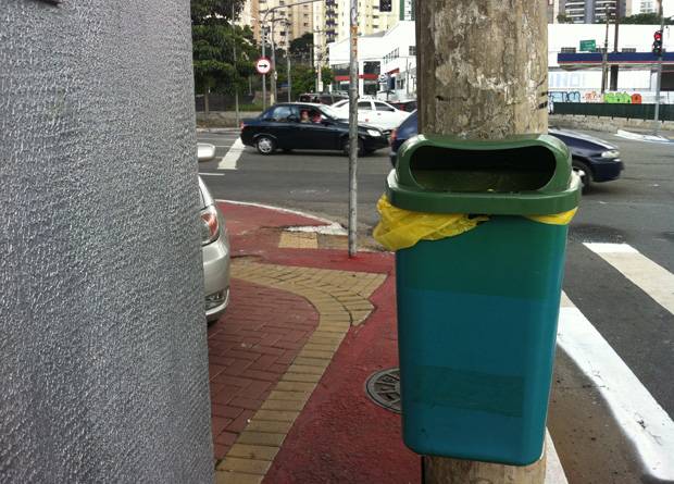 Rua Vergueiro, na altura do n&uacute;mero 5050: largura de apenas 50 cent&iacute;metros entre a lixeira e a parede de um restaurante, na esquina da Avenida Doutor Ricardo Jafet
