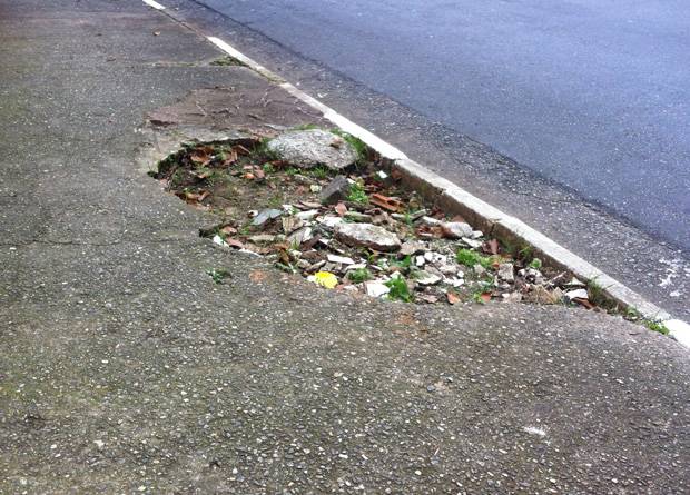 Rua Vergueiro, na altura do n&uacute;mero 5431: buraco sobre a faixa de servi&ccedil;os, junto &agrave; guia da rua