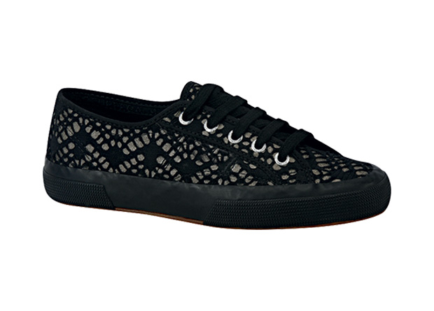 	Tênis de algodão. Vista como sexy, a renda preta aparece numa inusitada opção esportiva. R$ 229,90. Superga, ☎ 3081-0660, www.supergabrasil.com.br.