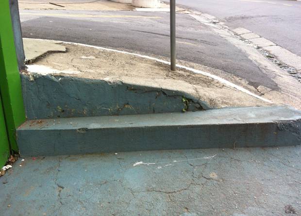 Rua Vergueiro, na altura do n&uacute;mero 5487: mais degraus em uma esquina, um deles inclinado, o que dificulta ainda mais para o pedestre