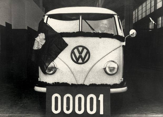 O primeiro exemplar a sair da fábrica, em 1957 O primeiro exemplar a sair da fábrica, em 1957