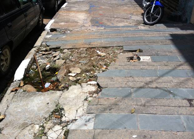 Rua Vergueiro, na altura do n&uacute;mero 5659: aqui o buraco &eacute; profundo o suficiente para juntar uma po&ccedil;a de &aacute;gua