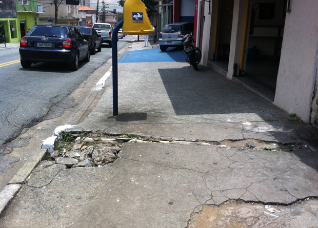 Rua Vergueiro, na altura do n&uacute;mero 6209: buraco e rachadura no meio do cal&ccedil;amento s&atilde;o uma arapuca para acidentes