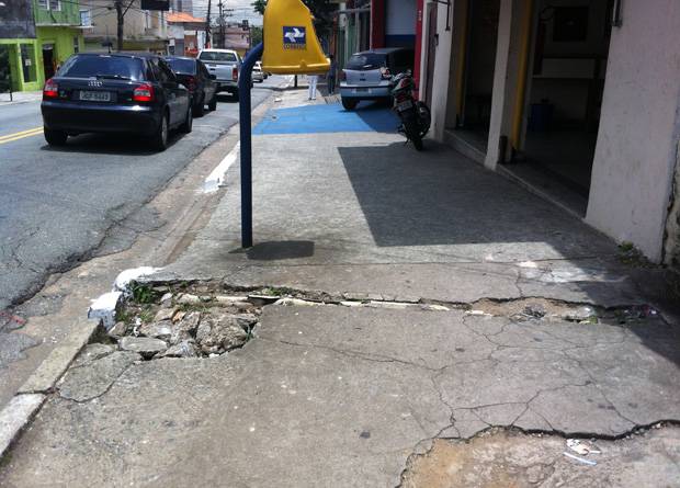 Rua Vergueiro, na altura do n&uacute;mero 6209: buraco e rachadura no meio do cal&ccedil;amento s&atilde;o uma arapuca para acidentes