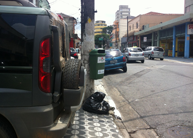 Rua Vergueiro, na altura do n&uacute;mero 6612: estacionamento irregular invade a faixa livre para pedestres