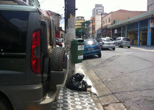 Rua Vergueiro, na altura do n&uacute;mero 6612: estacionamento irregular invade a faixa livre para pedestres