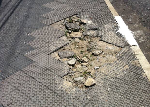 Rua Vergueiro, na altura do n&uacute;mero 7703: placas do piso est&atilde;o quebradas por falta de manuten&ccedil;&atilde;o