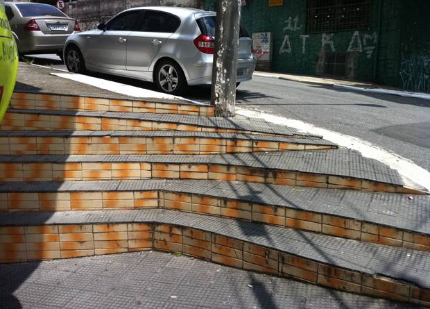 Rua Vergueiro, na altura do n&uacute;mero 7703: uma escadaria &eacute; o desafio nesta esquina