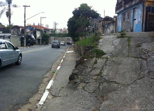 Rua Vergueiro, na altura do n&uacute;mero 8250: rampa esdr&uacute;xula projeta-se pelo meio do caminho