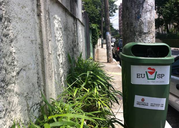 Rua Vergueiro, na altura do n&uacute;mero 8936: muro, canteiro e lixeira deixam apenas 30 cent&iacute;metros para passagem de pedestres