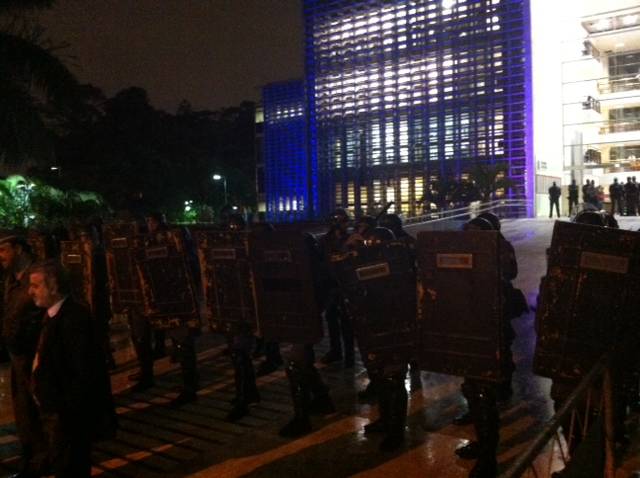 	Policiais do Choque entraram em confronto com os manifestantes em frente &agrave; Assembleia Legislativa